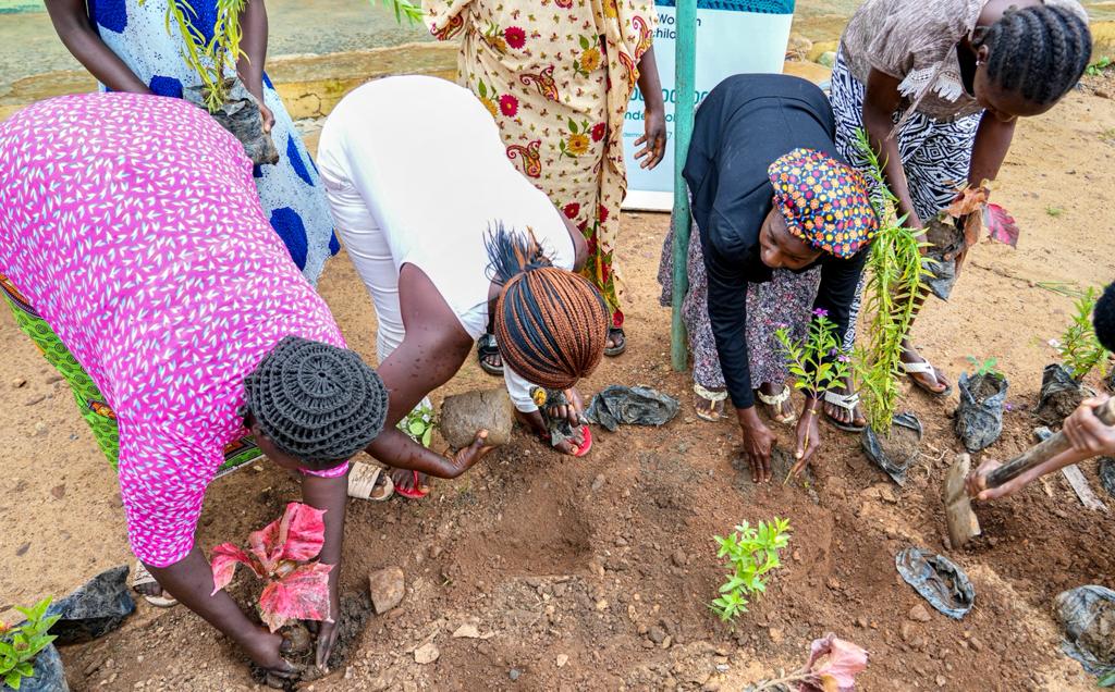 Gendermobile_NG's tweet photo. In commemoration of Youth Day of Service, we had an outreach at Dnako community FCT where we trained over 50 young girls on menstrual hygiene &amp; the use of eco-friendly reusable sanitary pads. We also had a tree planting exercise to promote environmental sustainability.

#YDoS2022 https://t.co/ao2wG3Jn3p