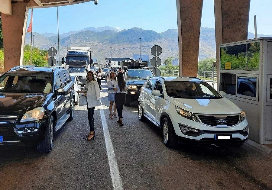 CgUprava's tweet photo. U sklopu kampanje "Račun zadrži, Crnu Goru podrži", na GP Božaj predstavnici UPC dijelili su turistima koji ulaze u zemlju promotivni materijal u cilju podizanja stepena informisanosti o mogućnostima provjere ispravnosti fiskalnog računa i prijave uočenih nepravilnosti. https://t.co/ahZMdesk77