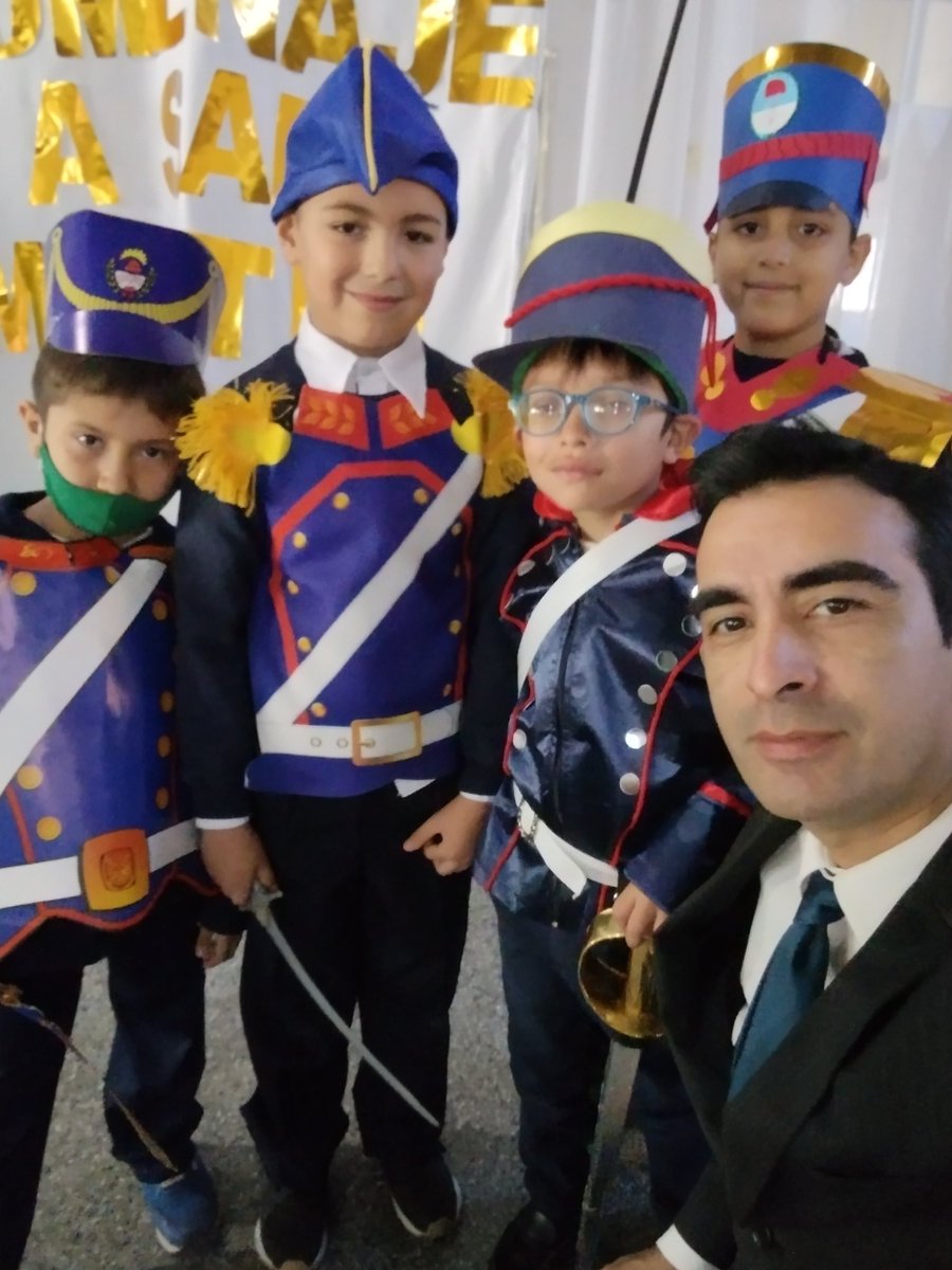 Buen día @alcolecontn llegaron los granaderos profesorrrrrrr de la esc345 Corrientes 🇦🇷 volvió de gira el profe charlyyyyy🎤