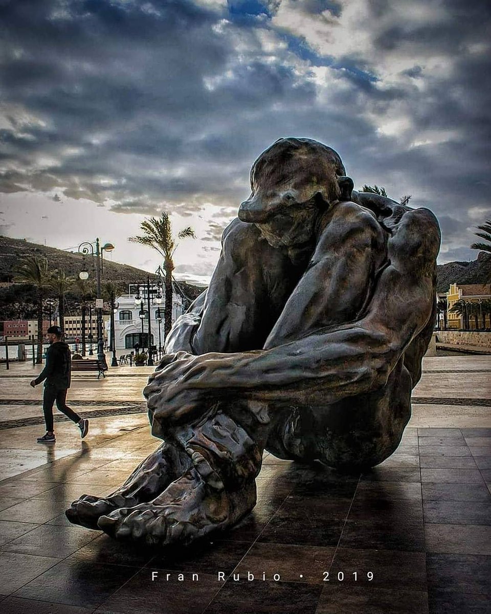 TuriCartagenaES's tweet photo. Hoy es el Día Internacional de Conmemoración y Homenaje a las #victimas  del  #Terrorismo  y hablamos de El Zulo. Escultura de Víctor Ochoa que está expuesta en la explanada del puerto. #ElZulo, #homenaje, #VictorOchoa 
Gracias @FranRubio por esta espectacular foto https://t.co/OGWyyYDCUP