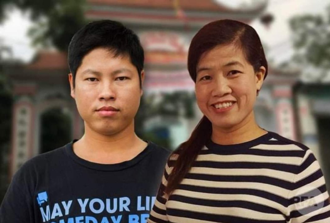 viettan's tweet photo. Hanoi August 17, 2022: land rights activist Trinh Ba Phuong is trialed today for "Propaganda against the State" (#Article117).
His wife, Ms Do Thi Thu was not allowed to attend the trial.
She was violently pushed back by the police.
#Vietnam #HumanRights https://t.co/CkCBSTWcet