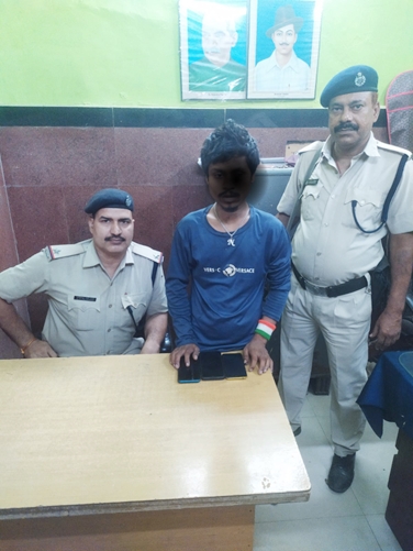 rpfecrhq1's tweet photo. On 16.08.22 under operation #YatriSuraksha #RPF Post Patna apprehended 01 criminal involved in theft of passenger belonging at Patna railway station with 03 stolen mobiles and handed over to GRPS Patna for further legal action.
@RPF_INDIA https://t.co/4lUtVdRmJi