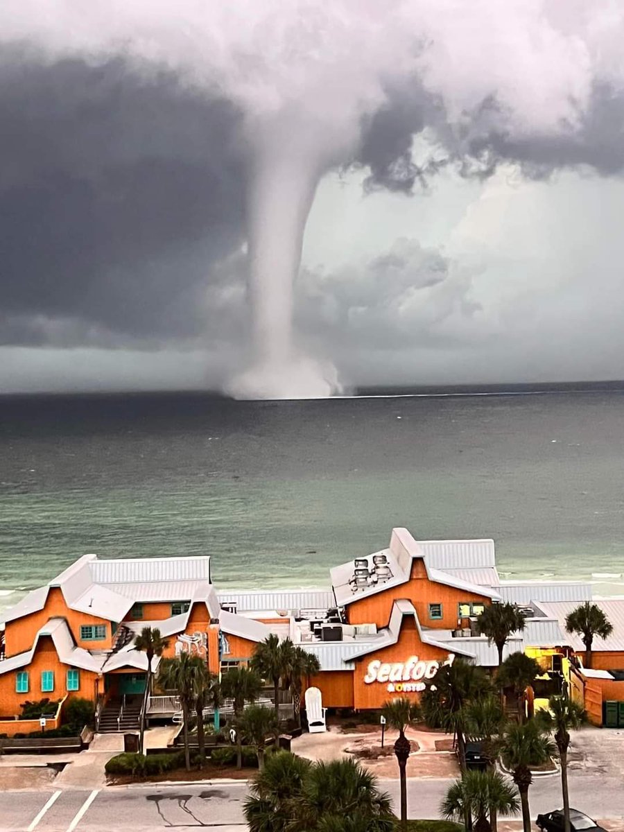 Thank you Christina LaBree for sharing these pics!!📸📸

 #destinflorida  #todoindestin #visitfl  #storm #waterspout  #gulfcoastrestaurants   #gulfcoast #emeraldcoast #gulf #gulfofmexico #destineats #roamflorida #floridapanhandle  #nature #floridavibes #beachlife  #coastalliving