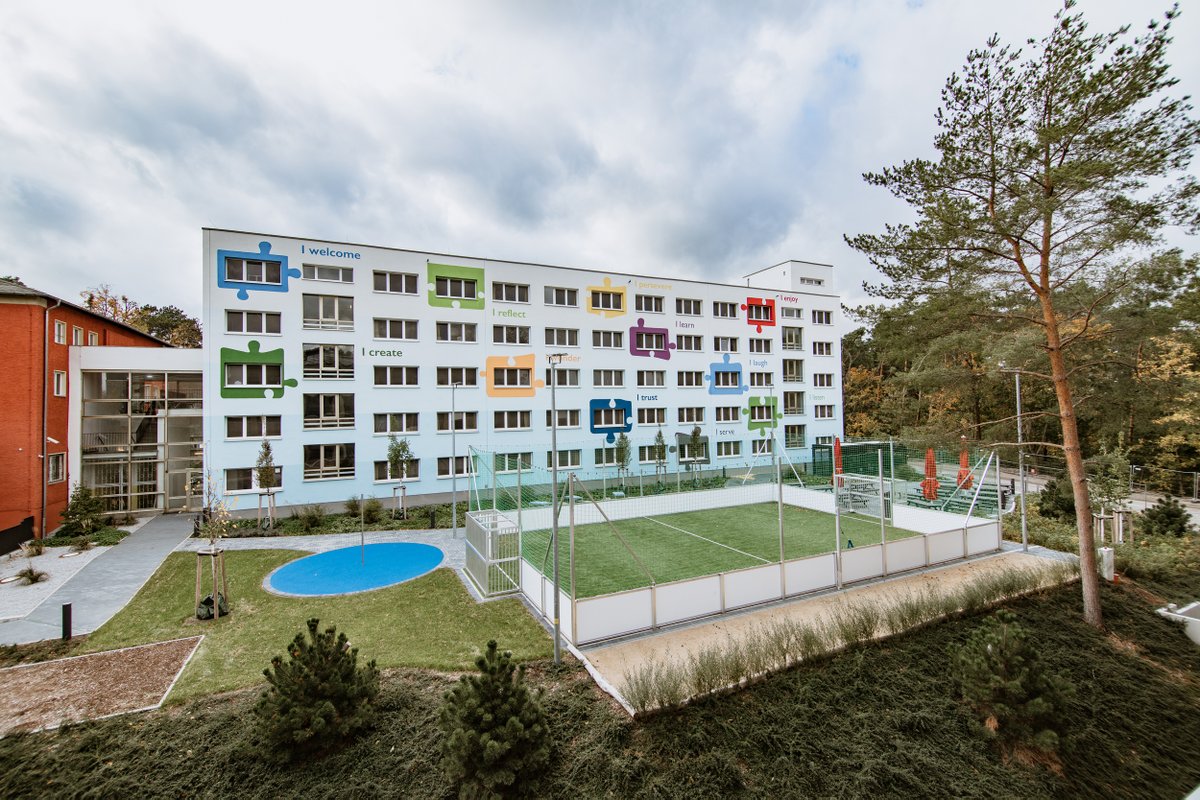 BBISofficial's tweet photo. We are excited to welcome (back) our boarding students this weekend. Safe travels to beautiful #Kleinmachnow! #BBISBoarding #BBIS #WeareBBIS #BBISCommunity #IBworldschool #internationalschools #boardingschools #firstdayofschool #firstdayofschool2022 https://t.co/FUmWi4bEln