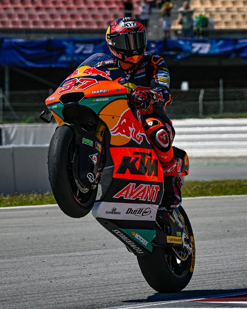 Happy #WheelieWednesday from the #Moto2 Championship leader and 4️⃣-time winner this season <a href="/Afernandez37/">AugustoFernández</a> 😎