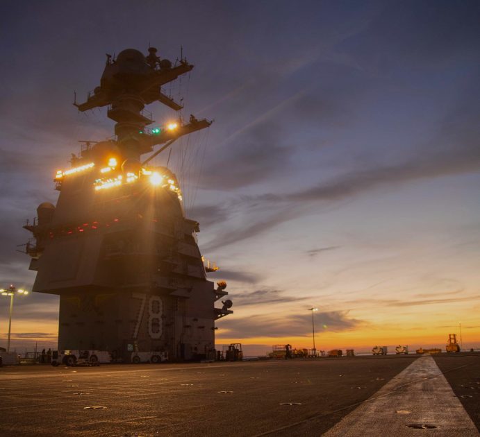 #USS_Genaral_RFord_CVN78🇺🇸❤️
The war bride of the high seas looks wonderful in the evening.