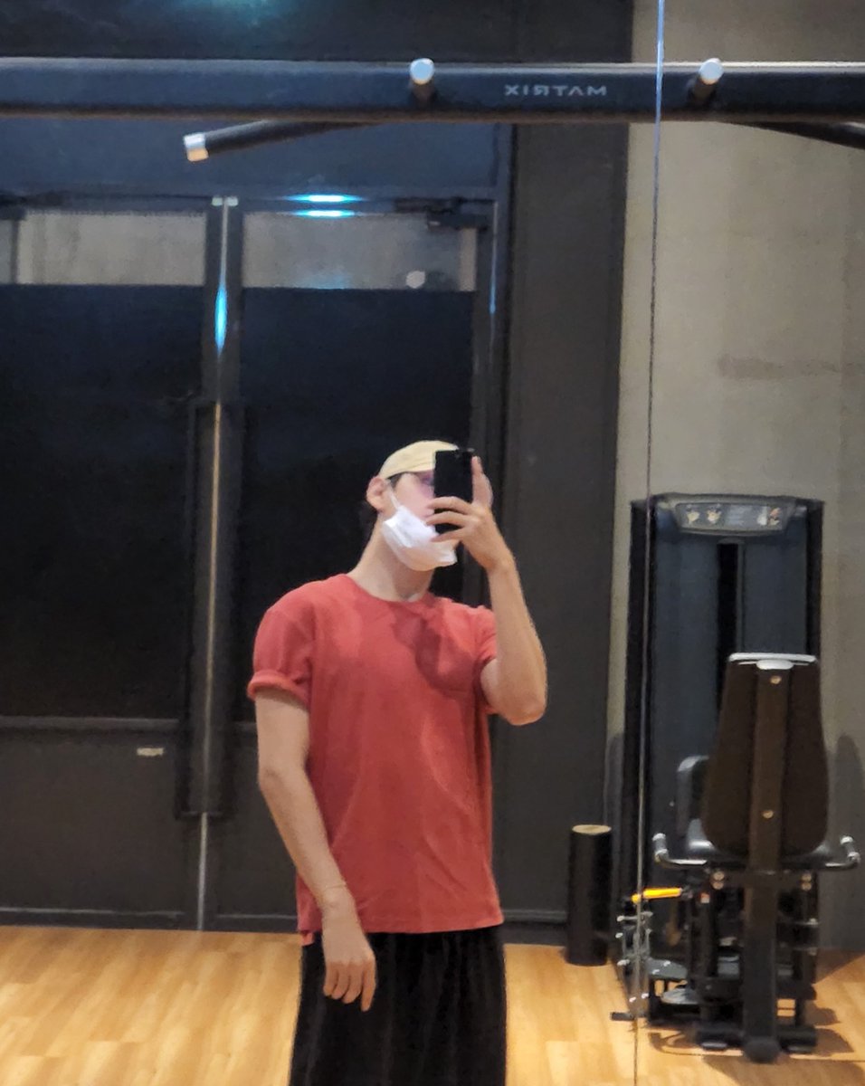 kkukstudio's tweet photo. KIM TAEHYUNG IS AT THE GYM WYYSHAKSN https://t.co/i4fY4nxjwy