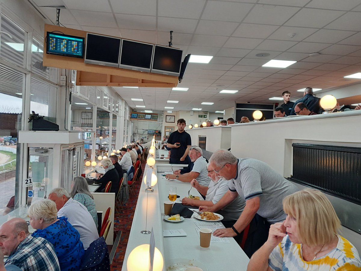 NewcastleDogs's tweet photo. Brilliant atmosphere at the owners bonus series event @NewcastleDogs lots of owners in attendance @GreyhoundBoard @GBGBStaff @arenaracingco #wellsupported https://t.co/nHmXRD4eob