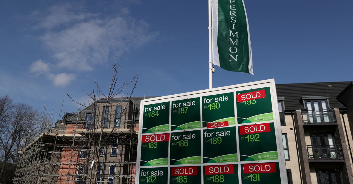 ReutersUK's tweet photo. UK's Persimmon upbeat on housing outlook despite HY profit fall https://t.co/nQYjHD0PFP https://t.co/Yh9v4BvA38