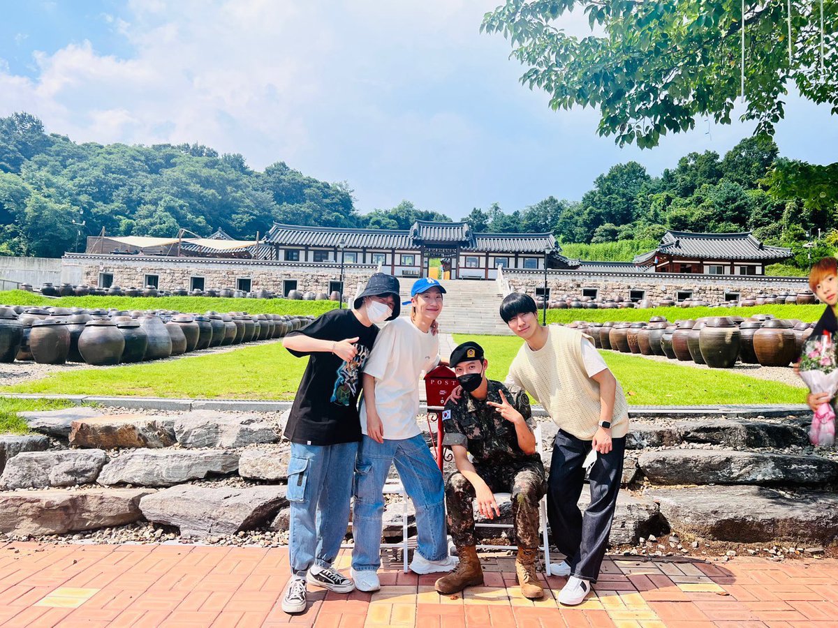 <현구를 찾아보세요!>

💜 횽아.. 나도 축하해주러 왔는데