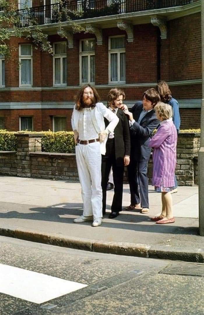 Un attimo prima della Storia. agosto 1969 Londra 

#RaccontoUnLuogo 
@CasaLettori 

Abbey Road