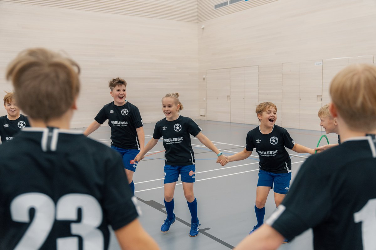 stadionhelsinki's tweet photo. Treenipäivä Olympiastadionilla - kahdelletoista lasten/nuorten joukkueelle tai ryhmälle tarjolla liikuntatilat käyttöön omatoimitreenejä varten marraskuussa. Mukaan arvontaan voi osallistua 11.9.2022 asti. ➡️https://t.co/mz9V9gZMKI #olympiastadion #treenipäivä #fiiliksentakia🏟️ https://t.co/rYcgjPb1M9
