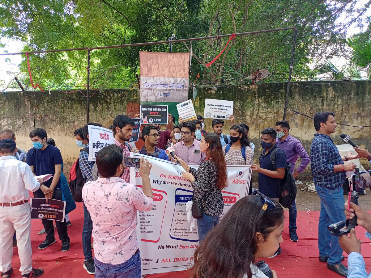 ishikagajhiye12's tweet photo. Fighting for our justice. We deserve a fair attempt. #JEEAspirantsFutureMatters 
#JEEStudentsWantJustice 
#JEEMainsThirdAttemptForAll https://t.co/cnTzVzBL3L