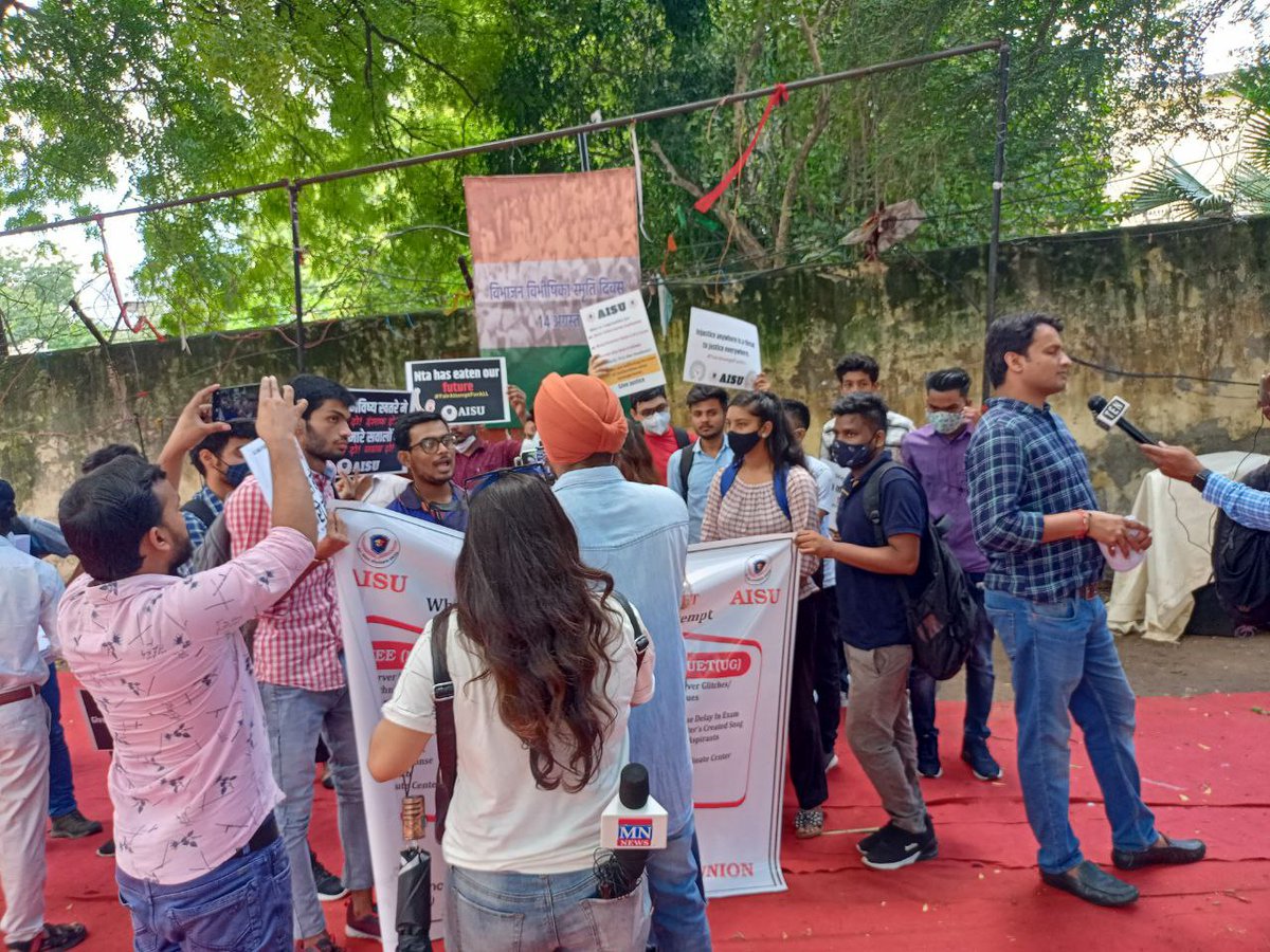 ishikagajhiye12's tweet photo. Fighting for our justice. We deserve a fair attempt. #JEEAspirantsFutureMatters 
#JEEStudentsWantJustice 
#JEEMainsThirdAttemptForAll https://t.co/cnTzVzBL3L