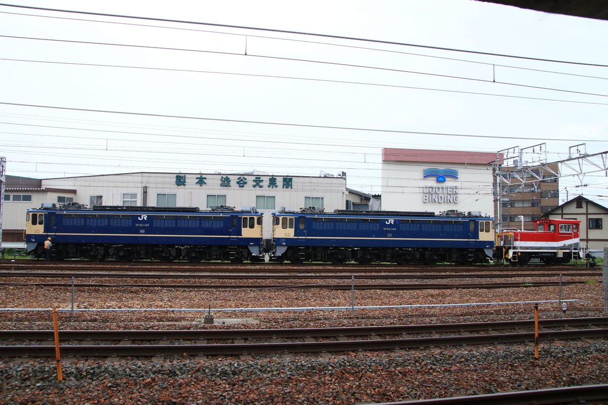 hyama5071's tweet image. 最後にEF65 1105+EF65 1104が移動。EF65 1105はｸﾓﾔ143-9の前に、EF65 1104はED60 1の前に分かれて留置