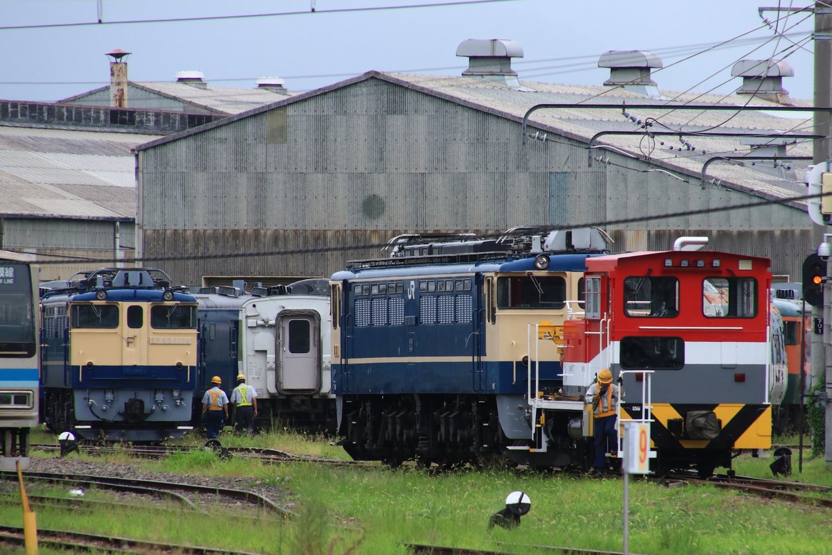 hyama5071's tweet image. 最後にEF65 1105+EF65 1104が移動。EF65 1105はｸﾓﾔ143-9の前に、EF65 1104はED60 1の前に分かれて留置