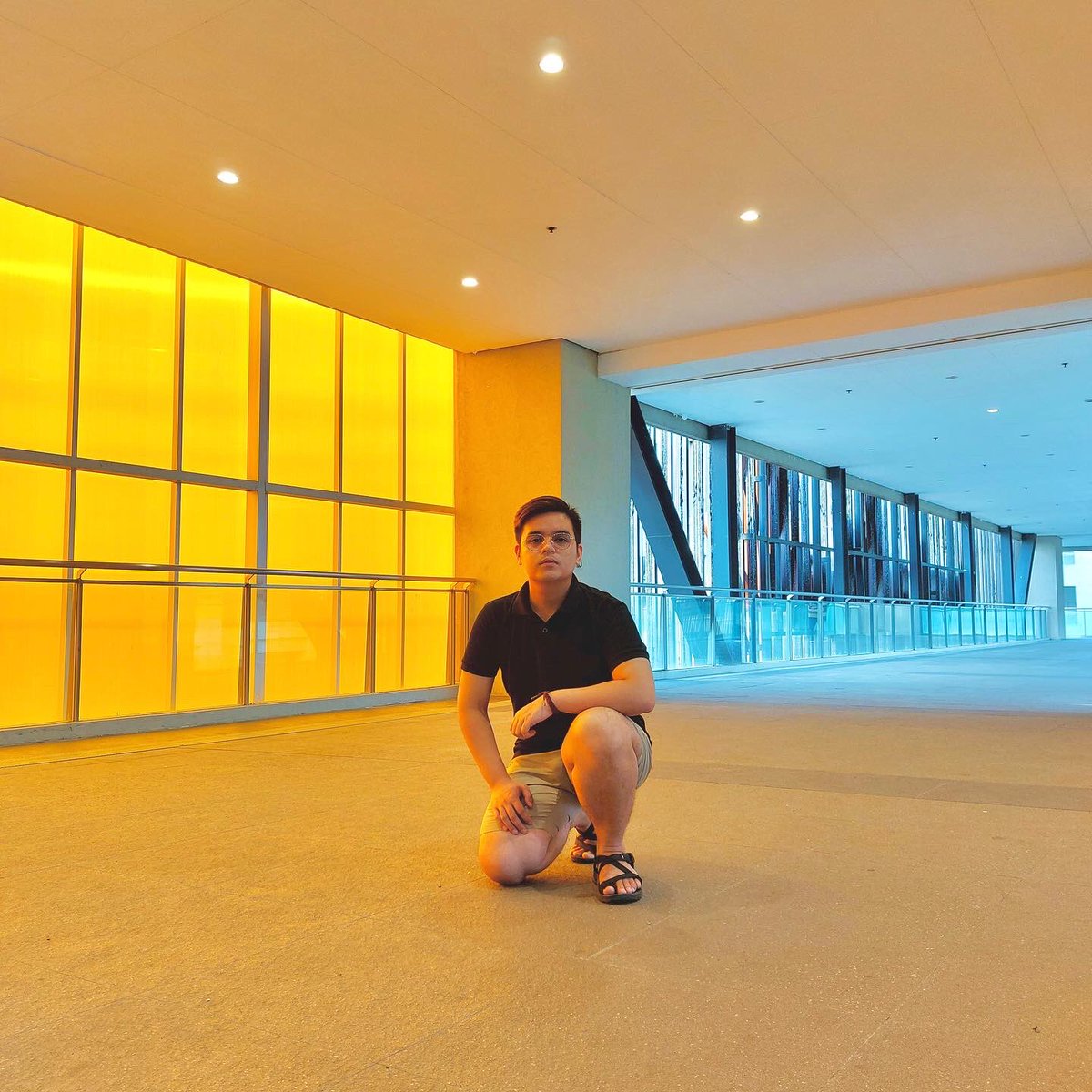 chris_soberano's tweet photo. Orange is the happiest color. 🧡
Blue is the closest color to the truth.💙
I choose both..TRUE HAPPINESS. ✨🥰
Meanwhile..me..from smolder to peculiar face. (See last photo) 🤪
#Smolder #Wacky #FunShots #Orange #Blue https://t.co/TzQUQO6aWt