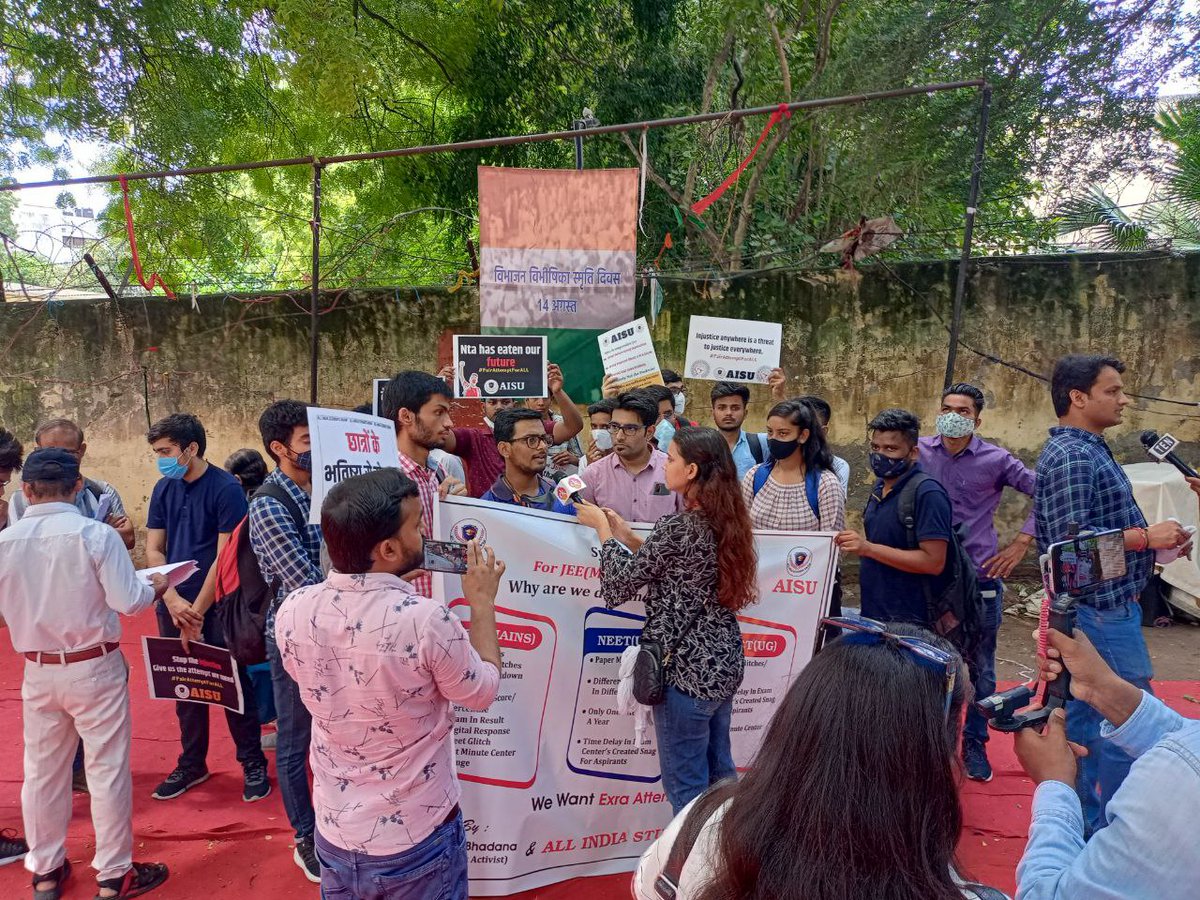 AryanGupta2468's tweet photo. PLEASE JITNE LOG PAHAUCH SKTE HO PAHAUCHON JLDI SE. AB NHI TO KBHI NHI 

JANTAR MANTAR,Connaught Place, Sansad Marg, New Delhi, Delhi 110001 https://t.co/ekUGYHwyOI
