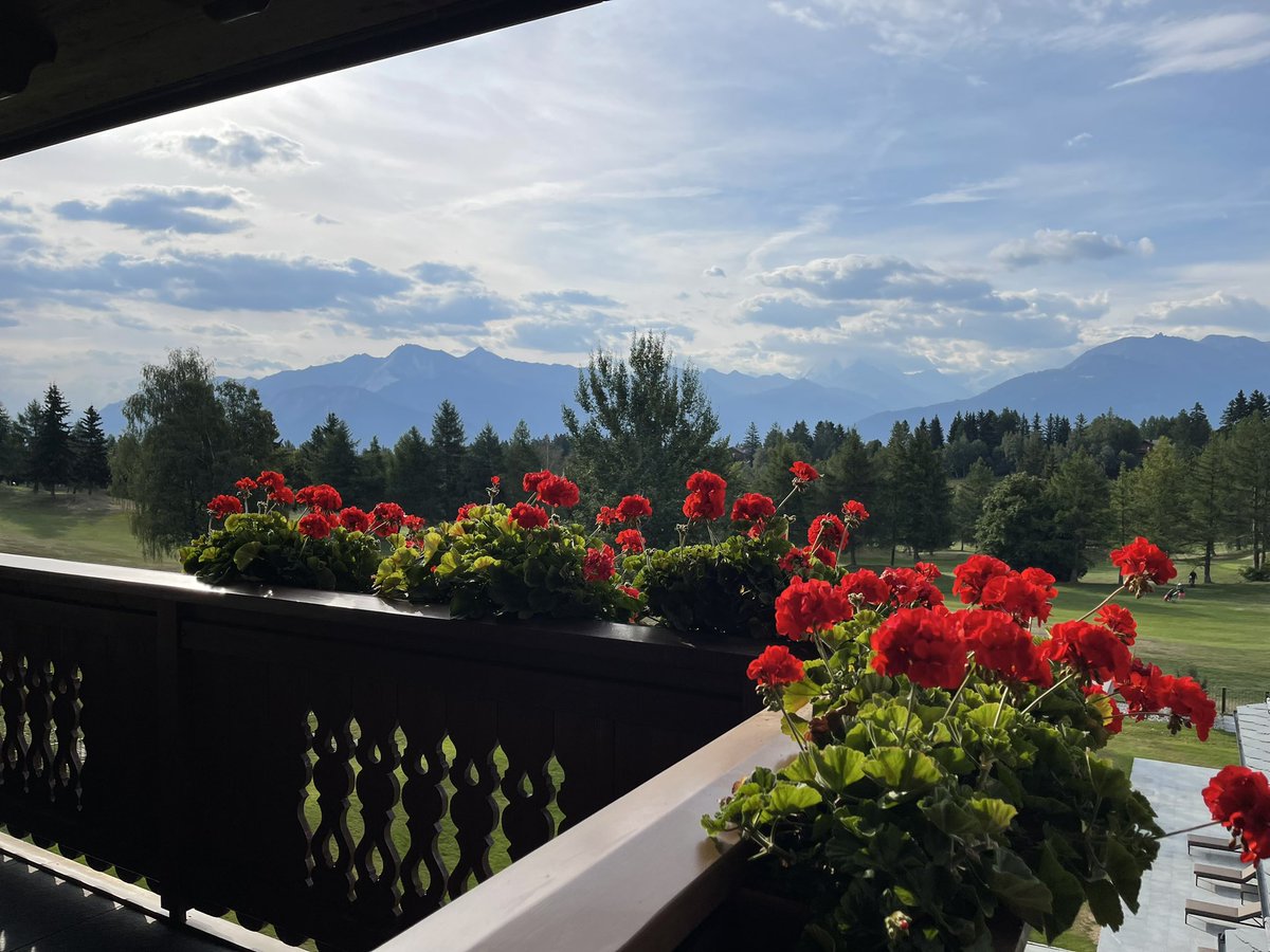 FlorianSempey's tweet photo. Bien arrivé à @cransmontana 🇨🇭
#Détente, #repos et #répétitions avec #AntoinePalloc pour notre #recital de demain soir. @linstantlyrique https://t.co/W3cbS4w80y