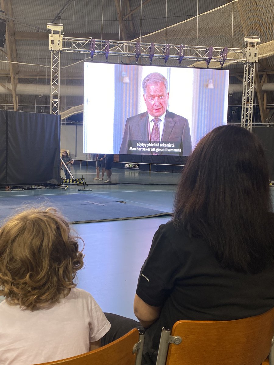 PaulaAalto's tweet photo. Tasavallan presidentti @niinisto muistutti uuden kouluvuoden alussa ottamaan kaikki mukaan, kiinnittämään huomiota jos joku on yksin ja menemään väliin jos näkee kiusaamista. Yhdessä olemme enemmän, tehdään tästä lukuvuodesta kiva kaikille❤️@MLL_fi @koulurauha https://t.co/PTnTseJW7p