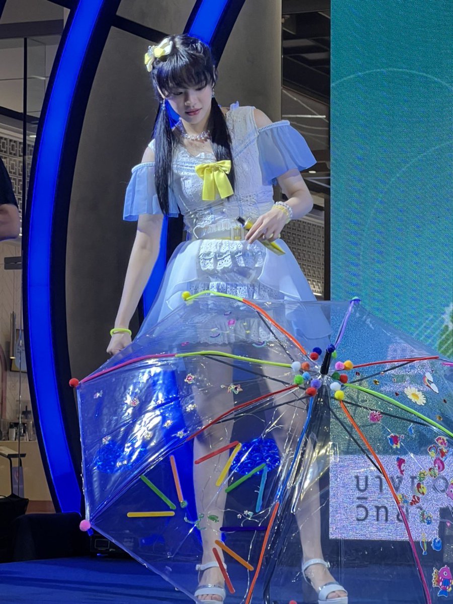 THRP1234's tweet photo. ร่มของทาสแมว แถมติดติ๊กเกอร์น่ารักตามสไตล์ตะหนูเลย เก่นมาด~ ปล.ขอบคุณภาพจากแมวหน้างานนะคะ 

Cherprang Science Alive

#ScienceCarnivalxBNK48
#CherprangBNK48 https://t.co/hsQzaH5oH8