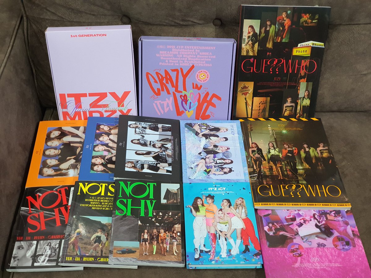 _xpppppp_'s tweet photo. WTS Itzy albums and photocards. Pls direct message me and circle the item that you want. Postage is EM 8 WM 14. Pm me if you are interested βοΈβοΈπβ€οΈ
#pasarITZY #itzypasar #pasaritzymy #ITZY https://t.co/MmDMcMcxka