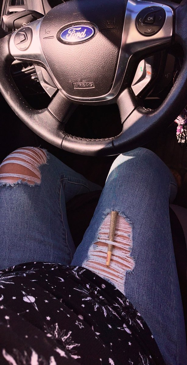 Samantha12Sue's tweet photo. #OrangeKushCake #preroll #joint #Jar #JarCo #JarLifestyle #smoke #toke #lit #wave #WaveRing #FordFocused #mmemberville #RippedJeans #legal #StonerChick https://t.co/QIpPKPxNeI