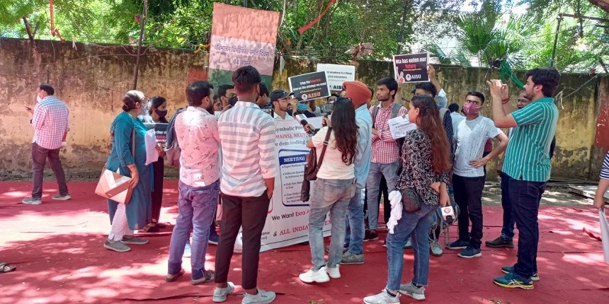 careers360's tweet photo. #JEEMain2022 , #NEET2022 , #CUETUG2022 aspirants protest at Jantar Mantar demanding extra attempt

#ChaloJantarMantar #ChaloJantarMantar4Jee_Neet_Cuet #JEEMainsThirdAttemptForAll #JEEMains2022ExtraAttemptforall
#NEETUG2022ExtraAttempt

https://t.co/dWYz9T6b33 https://t.co/gAPQsHFrPE