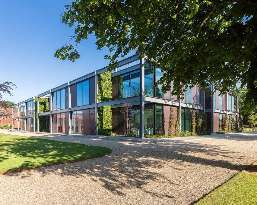 LexiconplusIon's tweet photo. The Dyson Building at Gresham's School in Norfolk, designed by architecture studio WilkinsonEyre, stands out since it has an "architecture that follows a modern aesthetic using industrial components mixed with integral landscaping and low energy systems". https://t.co/SRkeJKt6W9