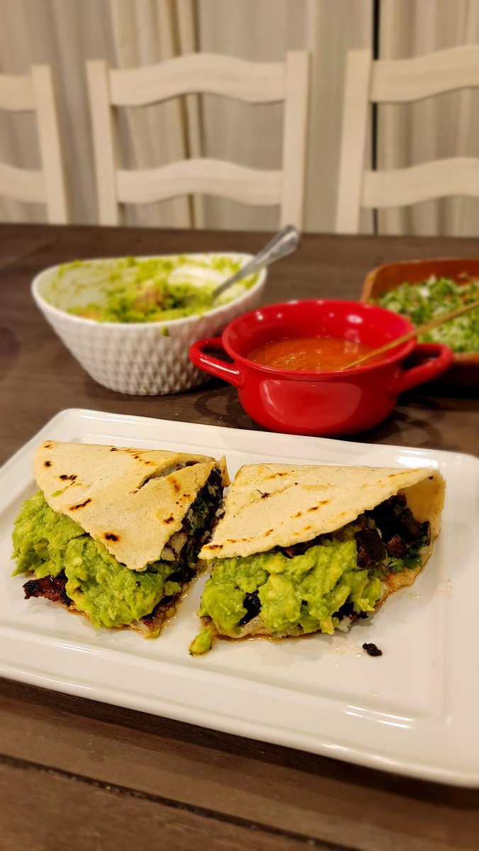 DivinoJ3's tweet photo. Quesadilla de Asada preparada con masa esta delis delisss 🥑🌶 si quieres ver como las prepare aquí el video https://t.co/Y9JekwBIGo 

#mexicanfood #quesadillas #comidamexicana https://t.co/vIhkWUpumh