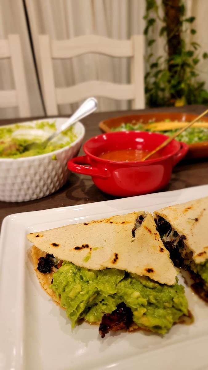 DivinoJ3's tweet photo. Quesadilla de Asada preparada con masa esta delis delisss 🥑🌶 si quieres ver como las prepare aquí el video https://t.co/Y9JekwBIGo 

#mexicanfood #quesadillas #comidamexicana https://t.co/vIhkWUpumh