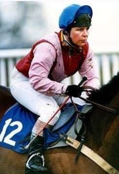 OTD 1978: 19-year-old Lorna Vincent rode her first winner &amp; became the first professional female National Hunt jockey to win a race in Britain with the Les Kennard-trained Pretty Cute in the Whitestone Opportunity Handicap Hurdle <a href="/ExeterRaces/">Exeter Racecourse</a> 👏🏇 #RacingMemories #RoleModel
