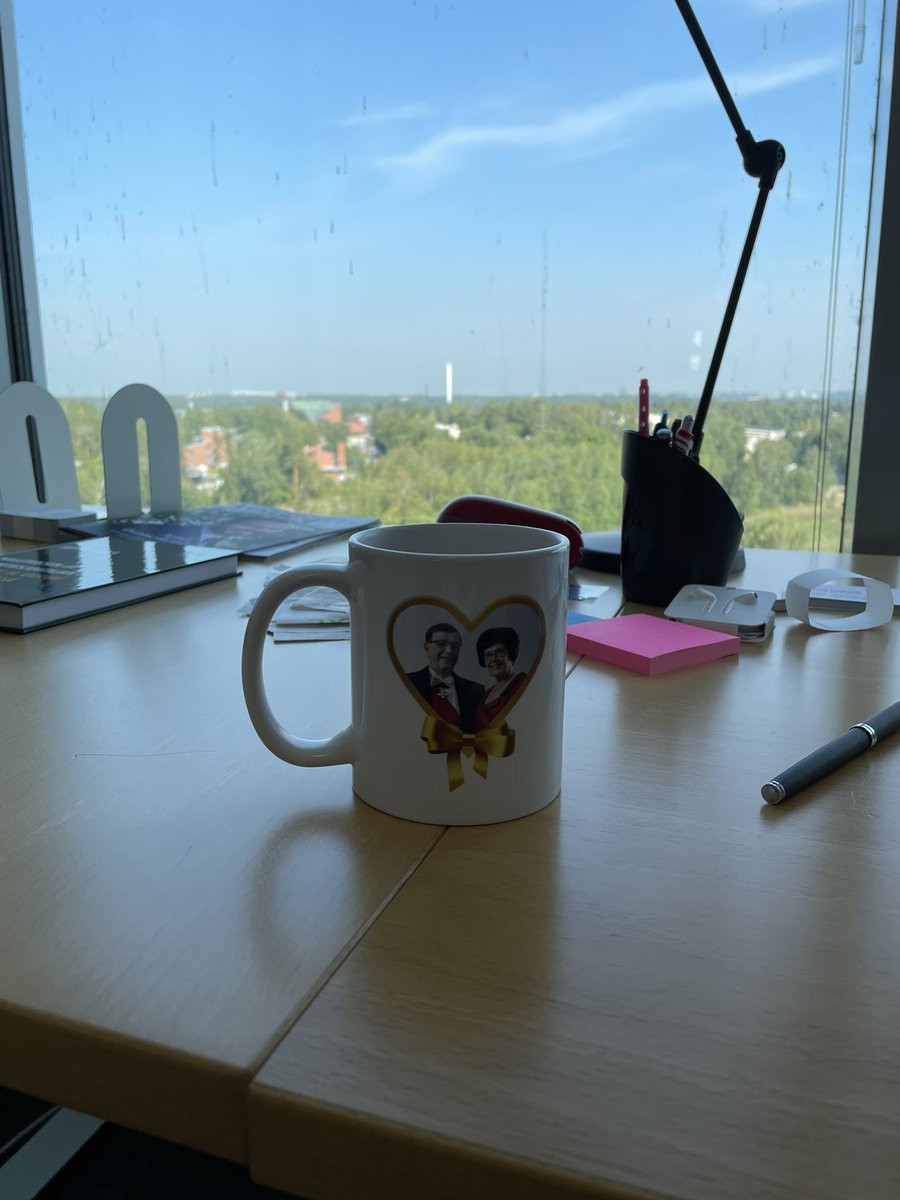 Toimistolla. Toimistokahvi ja oma kuppi. Best.