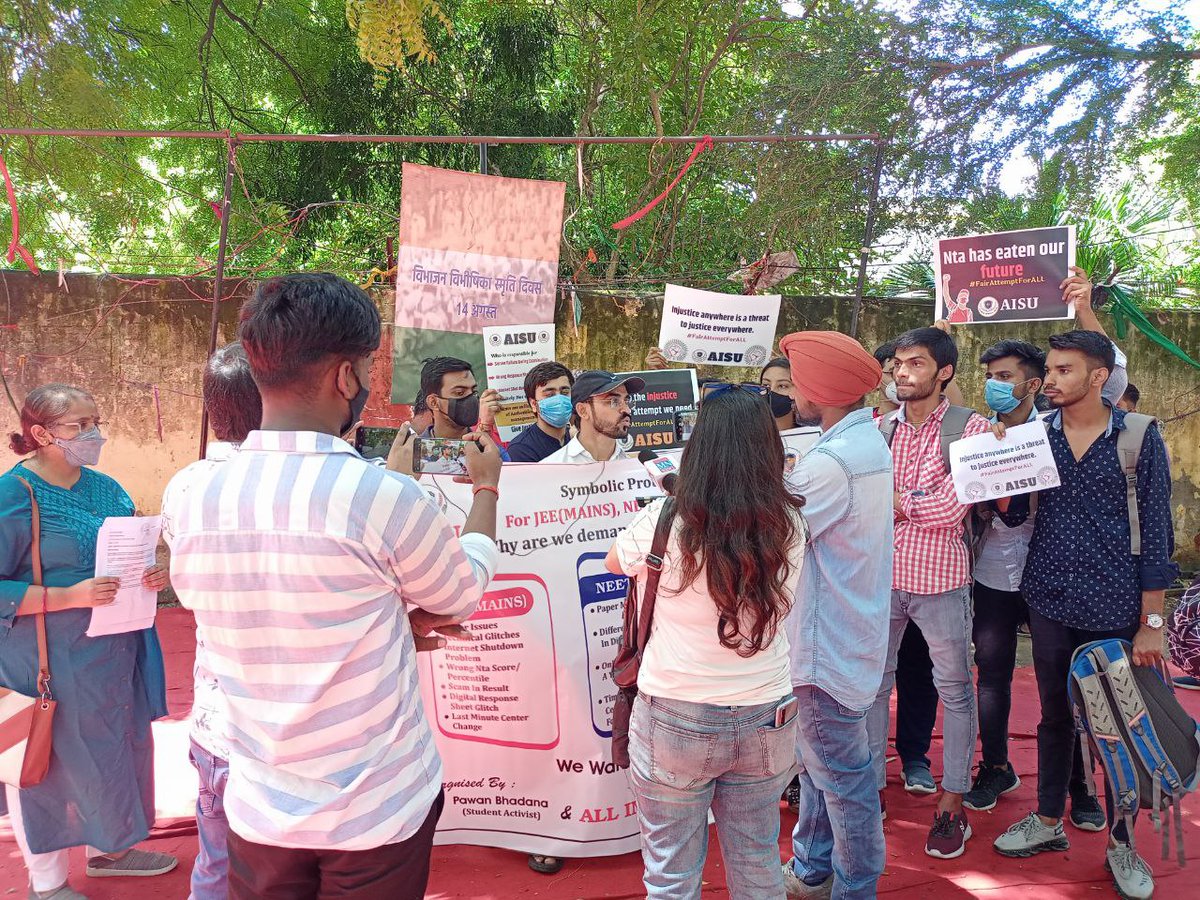 amanv2249's tweet photo. Peaceful protest at jantar mantar , Delhi for #jeemainThirdAttemptForAll
Thank u
@erPawanBhadana
Please Delhi Students Reach At Jantar Mantar .
You are The our last hope . We demand for #Third_Attempt because we deserve it
@DG_NTA
@EduMinOfIndia
@PMOIndia https://t.co/CdV7tAzKRM