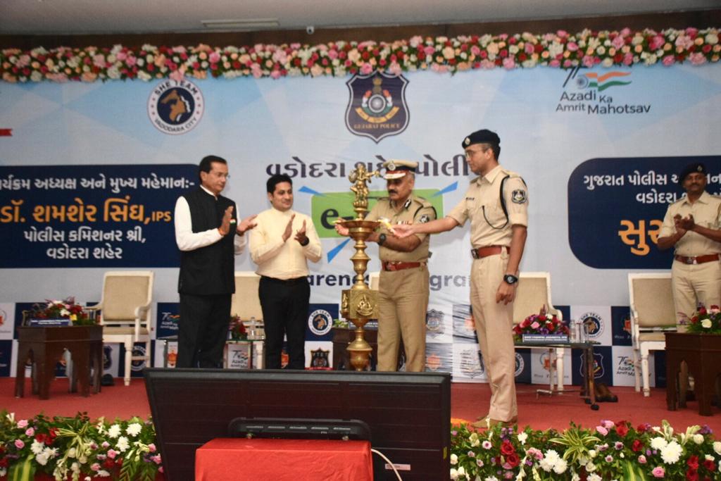 Vadcitypolice's tweet photo. વડોદરા શહેર પોલીસ તથા OJAS ફાઉન્ડેશનના સંયુક્ત ઉપક્રમે e-FIR જાગૃતિ કાર્યક્રમનું આયોજન કરવામાં આવ્યું.
Thread: (1/2)

@dgpgujarat 

#OJASFoundation #VadodaraCityPolice #efir #efirawarenessprogram #Vadodara https://t.co/Eqx4PSRBgv