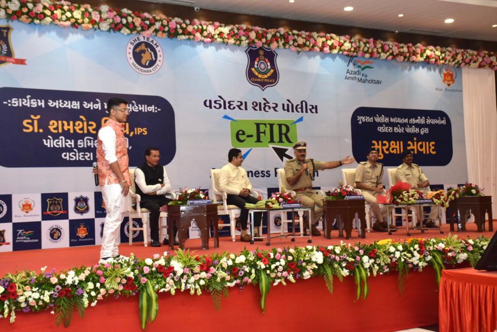 Vadcitypolice's tweet photo. વડોદરા શહેર પોલીસ તથા OJAS ફાઉન્ડેશનના સંયુક્ત ઉપક્રમે e-FIR જાગૃતિ કાર્યક્રમનું આયોજન કરવામાં આવ્યું.
Thread: (1/2)

@dgpgujarat 

#OJASFoundation #VadodaraCityPolice #efir #efirawarenessprogram #Vadodara https://t.co/Eqx4PSRBgv