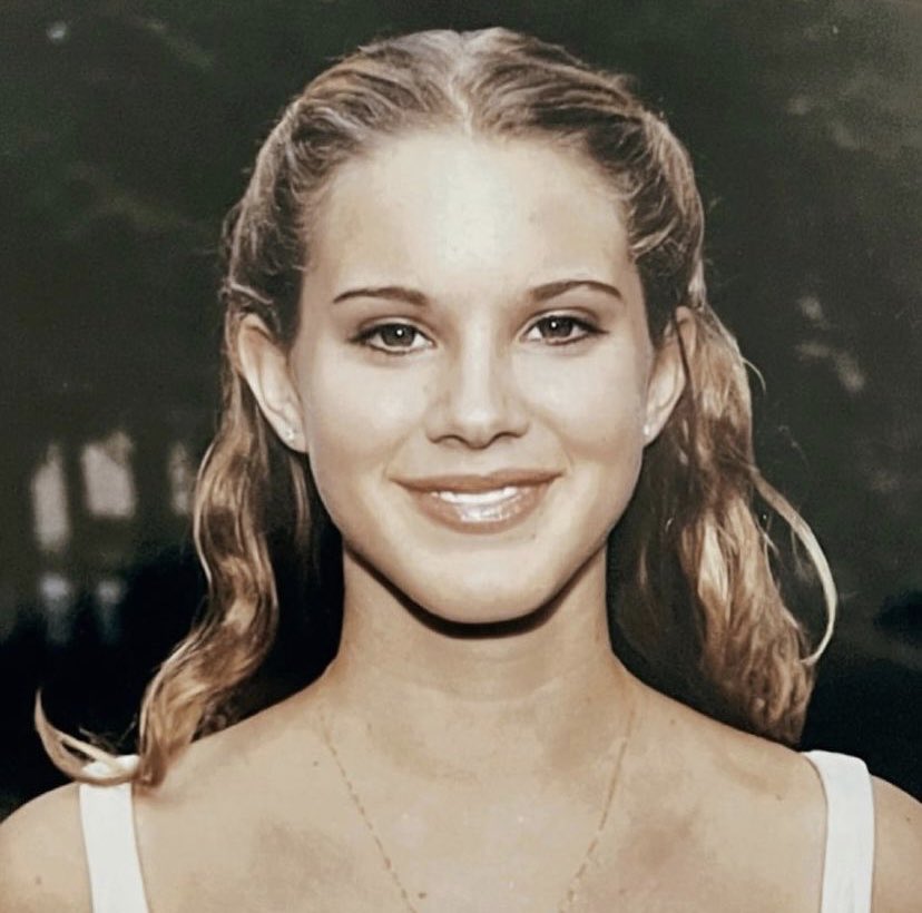 CinamonSluh's tweet photo. Lana Del Rey when she was 13. https://t.co/W9YhCQOy13