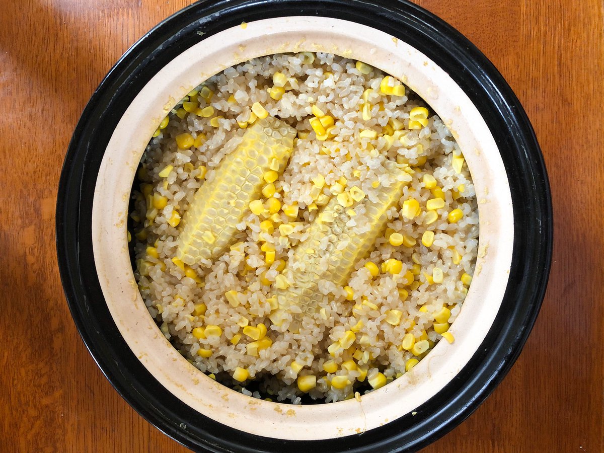 mayapr8's tweet photo. 長野県で新鮮なとうもろこしをゲットしたので、土鍋でとうもろこし玄米ご飯を作ってみた🌽とうもろこしはこの時期にとてもオススメ！タンパク質や食物繊維など栄養が豊富なので、元気が出ない時の栄養補給に◎さらに、体の熱を冷まし余分な水分を排出してくれるので、むくみがあるときにも嬉しい！ https://t.co/hZo0YBAiSG