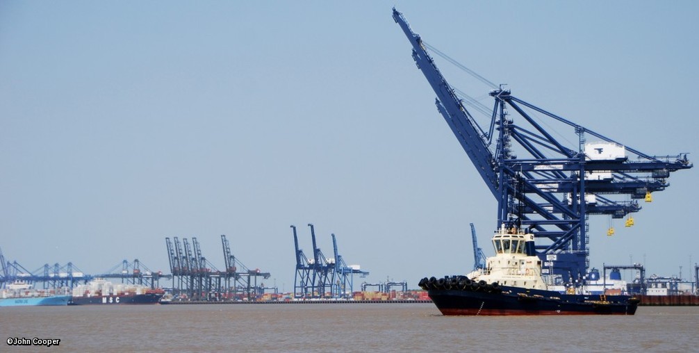 TheSuffolkMan's tweet photo. #Felixstowe #shipping https://t.co/SYLEHPPW96