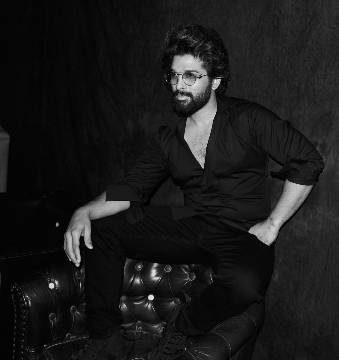 allu_shivu_19's tweet photo. Stylish kinguuu 👑🤙🏻💥

@alluarjun 🖤🙌🏻 https://t.co/BOqczZQ3xt