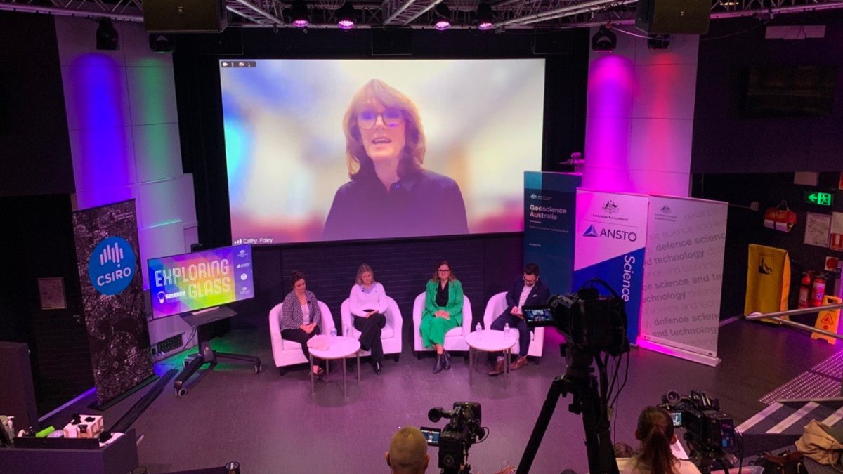 ScienceChiefAu's tweet photo. Challenging our future #STEM leaders to think what a successful #STEM career looks like at today’s @DefenceScience #ExploringGlass #ScienceWeek event at @Questacon. Think big! You never know where #Science, #Tech and #Innovation skills can take you. https://t.co/8gJTqEfcyo
