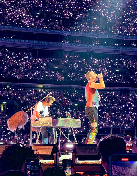 AlfieSkinner1's tweet photo. Please share:📽️Appeal for film footage!📽️My talented 17-year-old cousin, Leo was invited to play piano &amp; sing "Let Somebody Go" with Chris Martin at #ColdplayWembley last night (16/08). Can anyone send film so I can show him that he wasn't dreaming?🤯@coldplay via @AndyMartindale https://t.co/oMLKmPAgrI