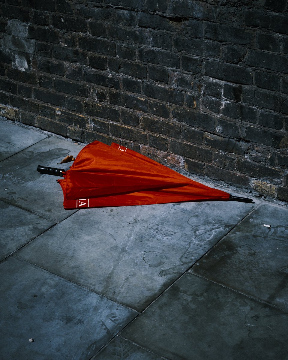nickstreetphoto's tweet photo. I always look for red in the streets! #streetphotography https://t.co/5ouYm1mFyA