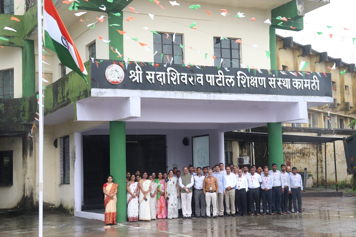 skbcopkamptee's tweet photo. 75th Independence Day official ceremony at Shri Sadashivrao Patil Shikshan Sanstha was conducted with full zeal and enthusiasm. Members of all colleges attended the flag hoisting. 
#amritmahotsav 
#independenceday2022 
#ministryofeducation 
#ministryofculture https://t.co/HWhmDcPkgE