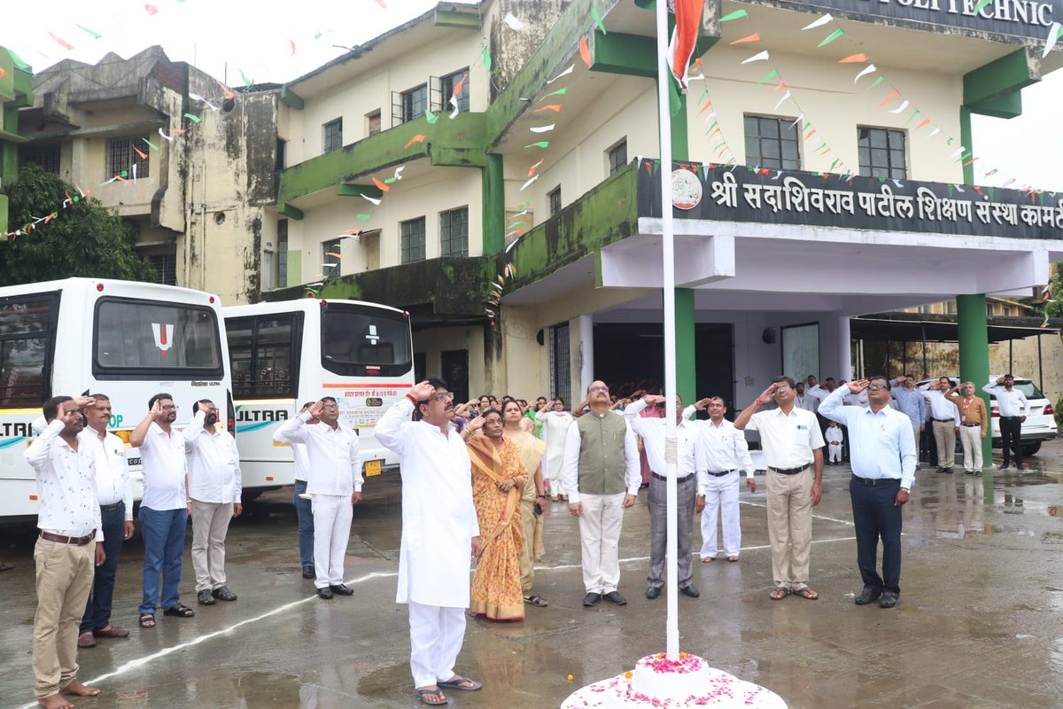 skbcopkamptee's tweet photo. 75th Independence Day official ceremony at Shri Sadashivrao Patil Shikshan Sanstha was conducted with full zeal and enthusiasm. Members of all colleges attended the flag hoisting. 
#amritmahotsav 
#independenceday2022 
#ministryofeducation 
#ministryofculture https://t.co/HWhmDcPkgE