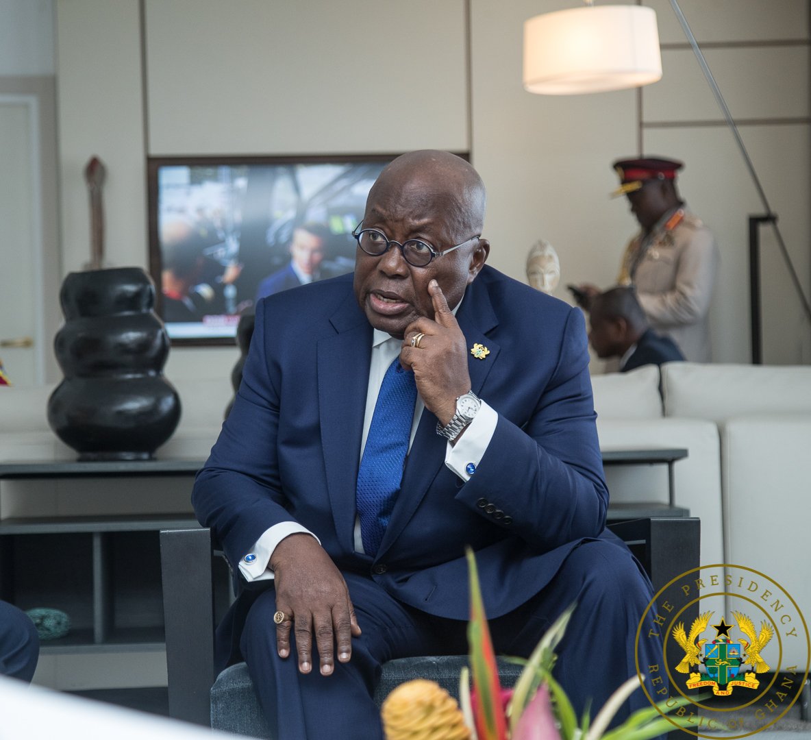 GhanaPresidency's tweet image. Document history of national institutions aggressively– President @NAkufoAddo urges Academia.
—📕 Addressing a delegation from Accra Academy at the Jubilee House on 15 August 2022 to present a copy of a newly authored book on the history of Accra Academy. 
ow.ly/FAY750KlzFS