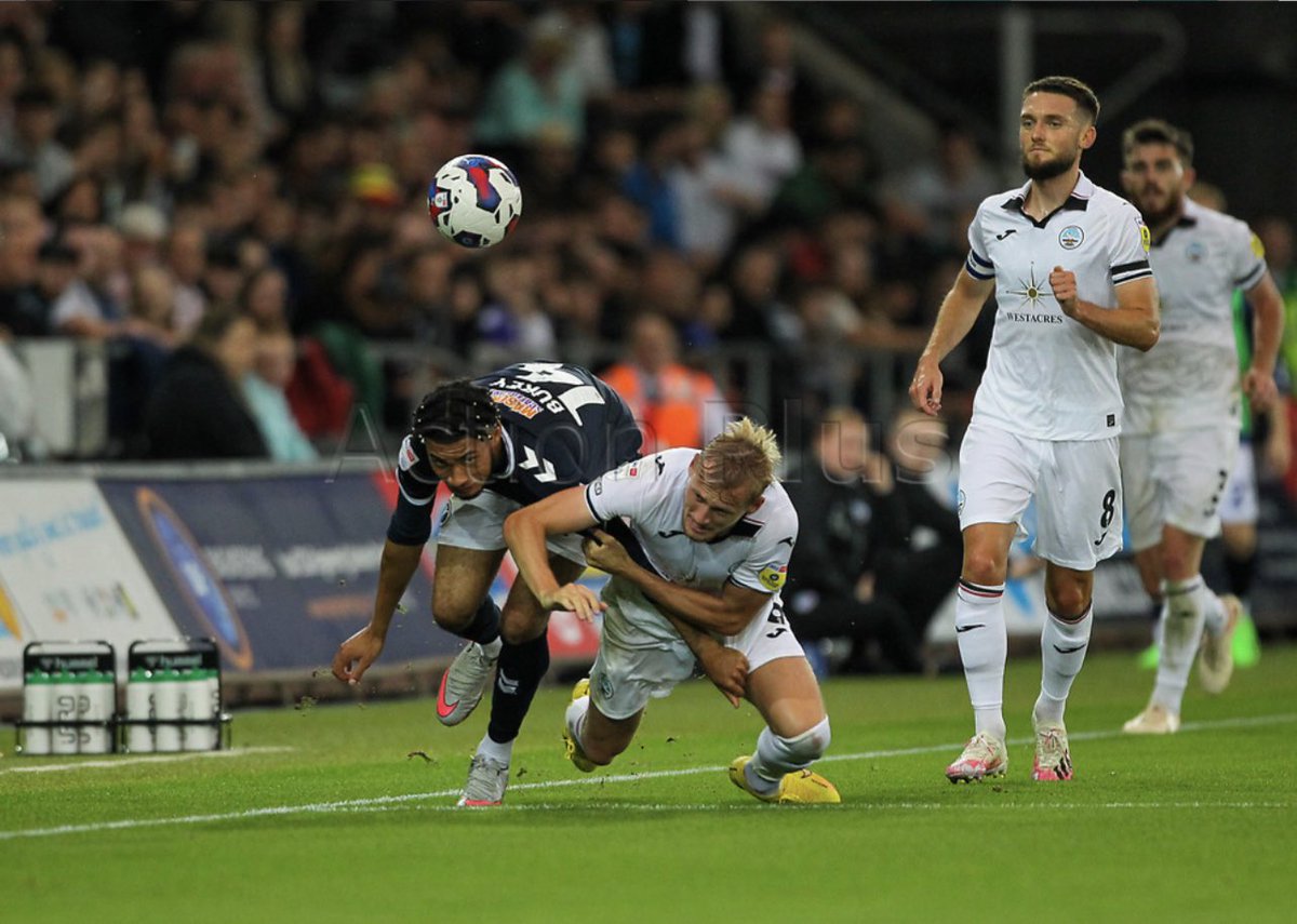 pauljenkinspix's tweet image. A few from Swansea City v Millwall last night #SwanseaCity #MillwallFC #SWAvMIL