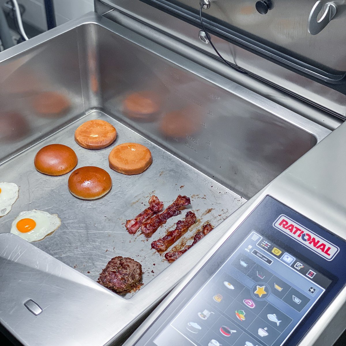 FACYRE's tweet image. 👉 Hostelero, sea como sea tu cocina desde @RATIONAL_AG saben lo que necesitas para que tu día a día sea más sencillo gracias a su #iCombiPro y al #iVarioPro 

¡Dale a tu cocina un sistema de cocción que sabe pensar, tiene experiencia, aprende y no olvida nada! 👏