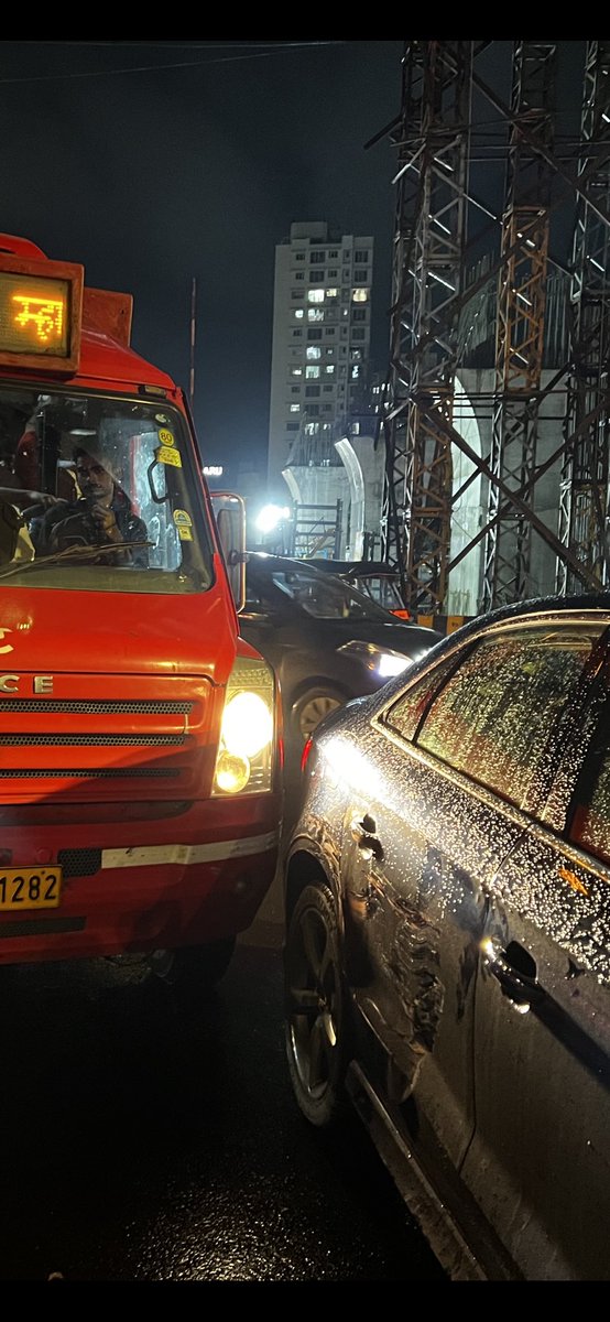 vikramrbhosale's tweet photo. Strict action should be taken with reckless BEST drivers @myBESTBus @MTPHereToHelp they just take other car drivers for granted… who will pay the damages caused? @nitin_gadkari @RoadsOfMumbai @MumbaiRTO @msrtcofficial https://t.co/RTfvrMJPG5