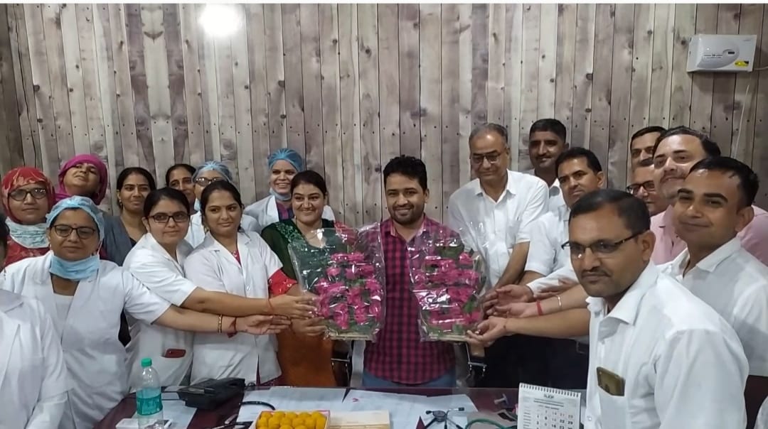 NhmSikar's tweet photo. उप जिला अस्पताल लक्षमनगढ के पीएमओ का पदभार संभाला डॉ अटल भास्कर ने

लक्ष्मणगढ़,17अगस्त उप जिला अस्पताल के पीएमओ का पदभार बुधवार को  डॉ अटल भास्कर ने ग्रहण किया है । https://t.co/o1qKzyp338